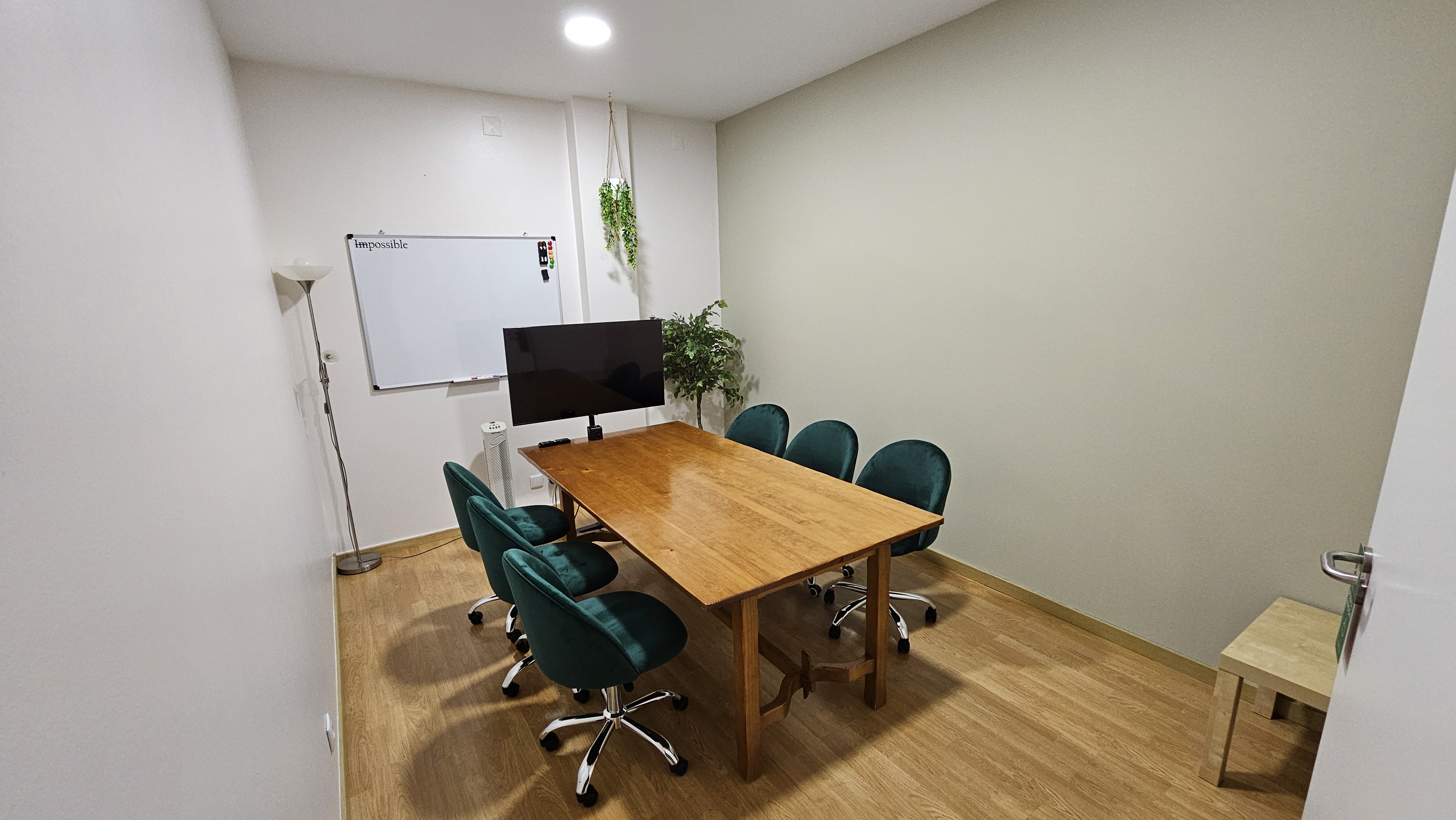 Sala de reunioes Coworking Space Alcobaca - Mesa de conferencia com TV e quadro branco