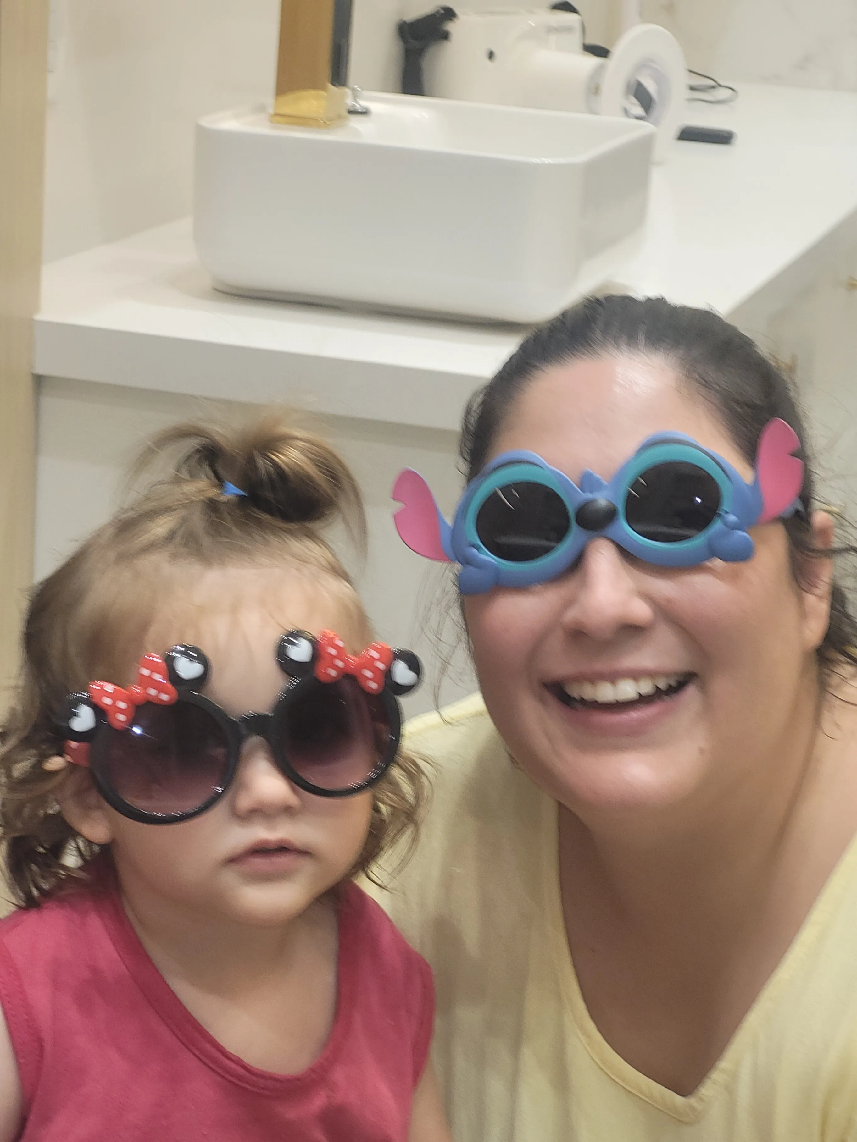Dra. Mara e paciente com óculos de Stitch e Minnie