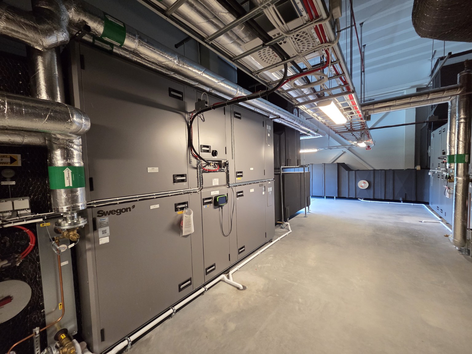 Ventilationsaggregat och installation i ett teknikutrymme