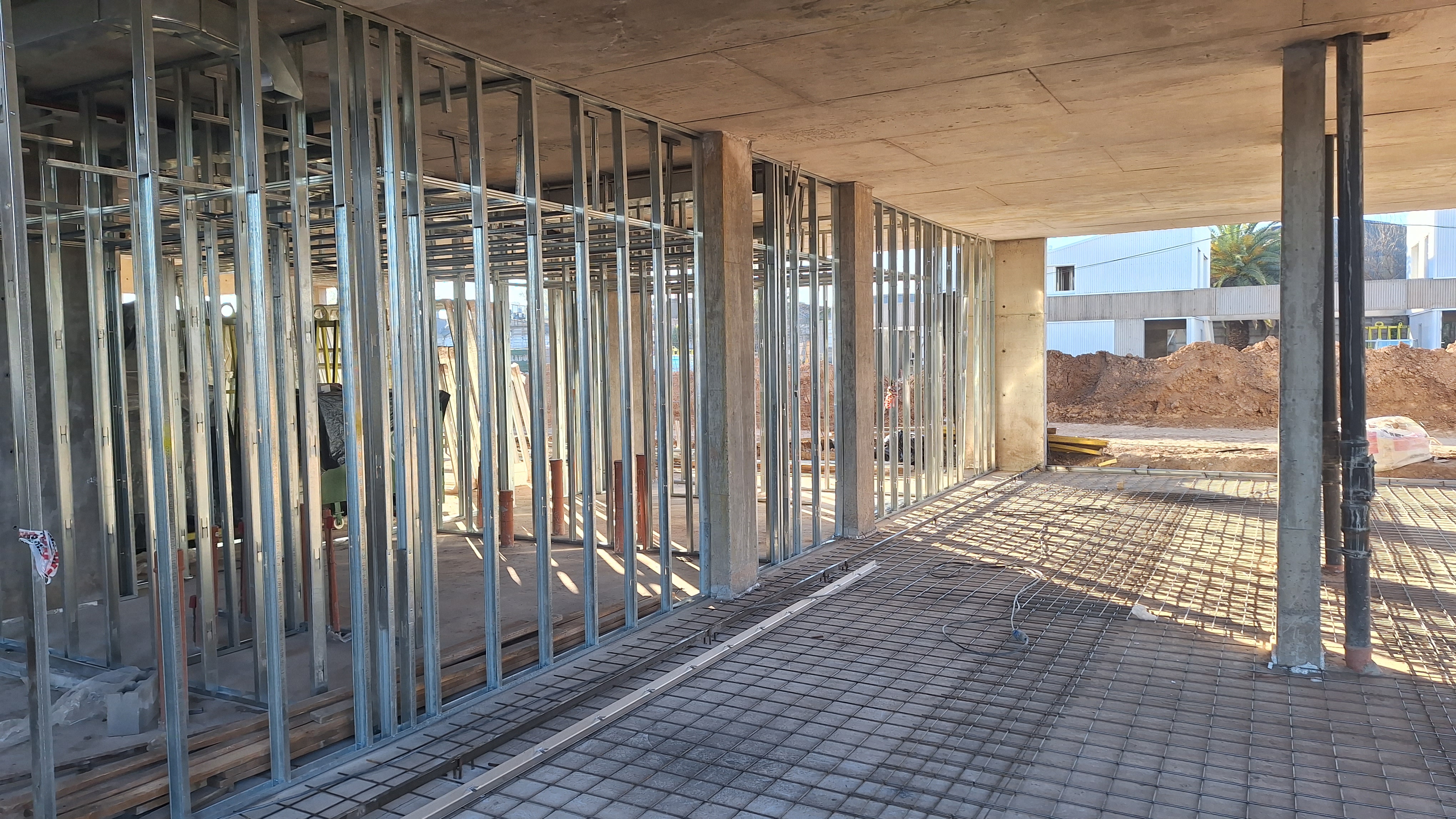 Estructura de perfiles y columnas de hormigón en obra