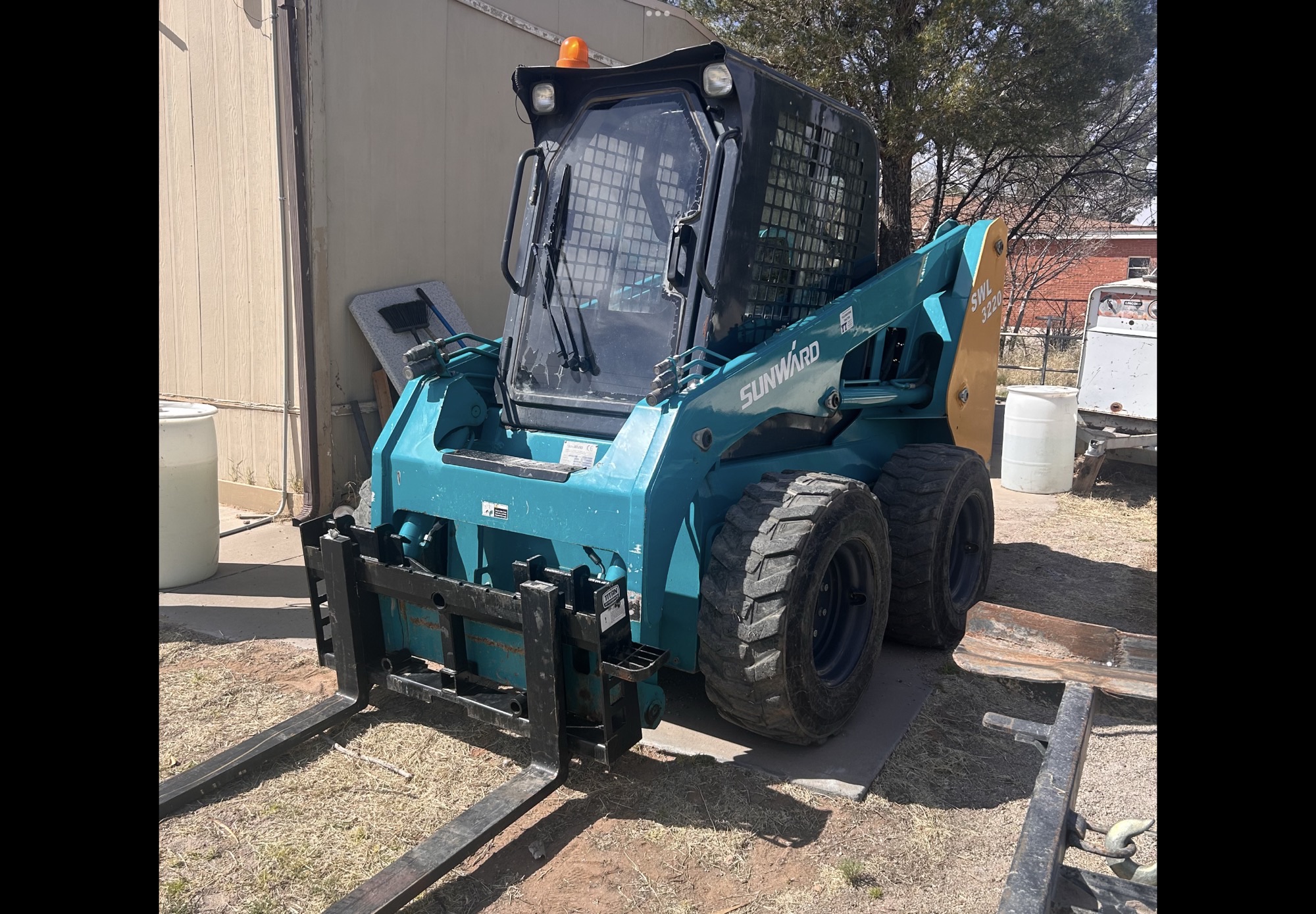 Sunward SWL3220 Wheeled Skid Steer Loader photo 3