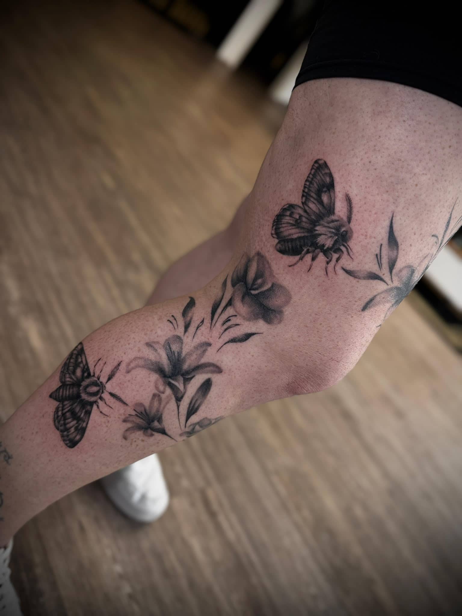 Black and Grey Schmetterlinge und Blumen um den Ellenbogen