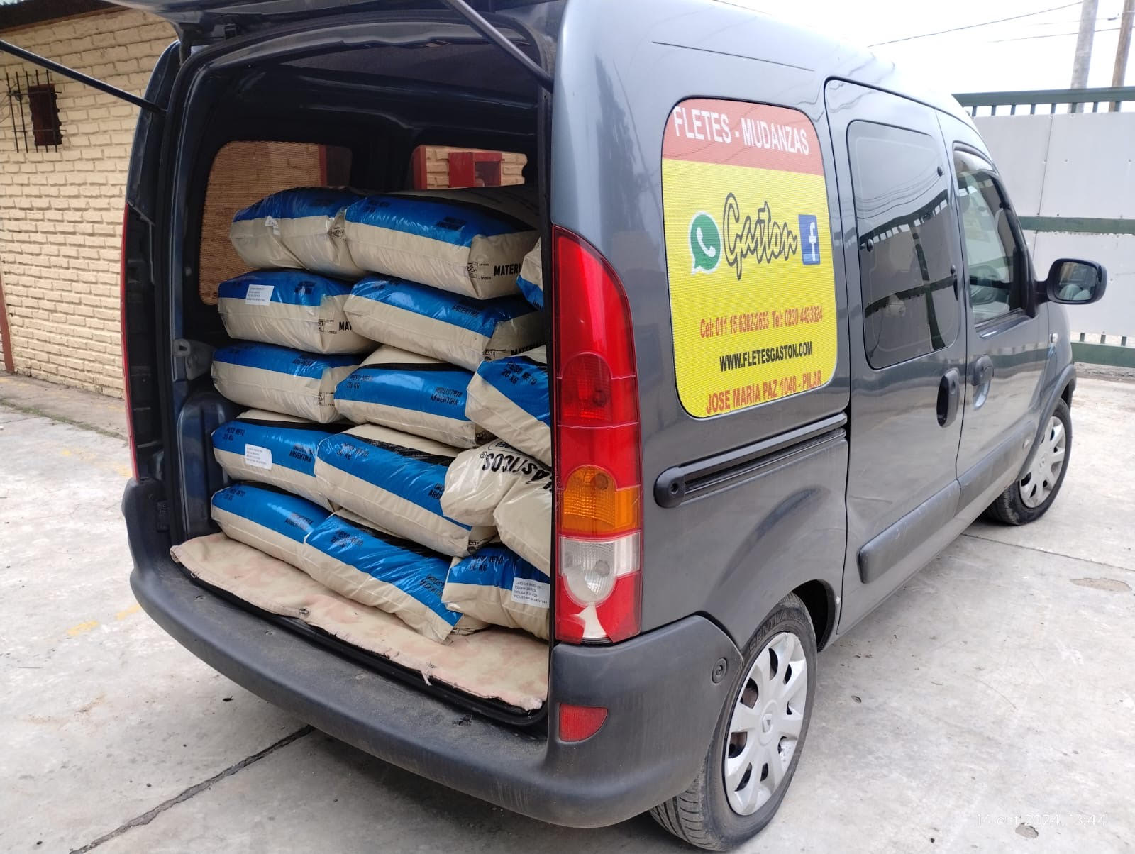 Camioneta Gastón Fletes y Mudanzas cargada con materiales