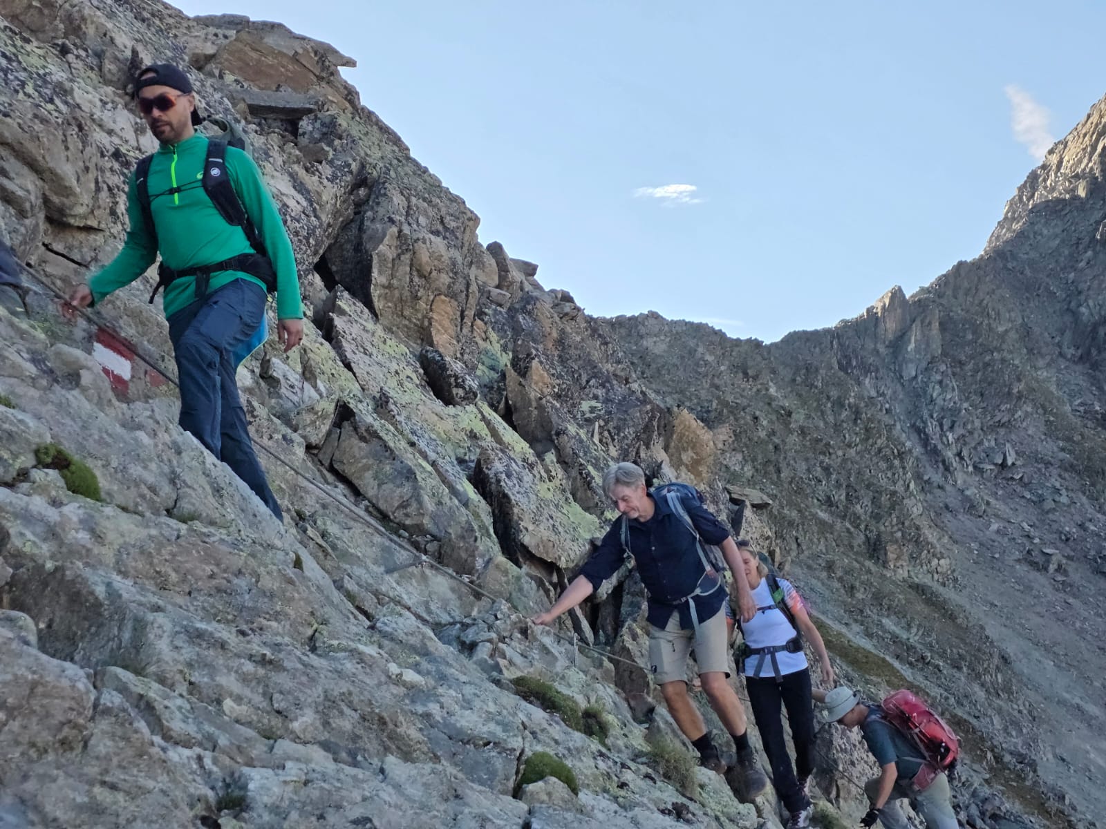 Teilnehmer im gesicherten Felsgelände der Dolomiten