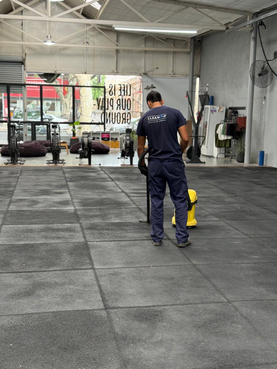 Clean It limpiando gimnasio comercial en Mendoza