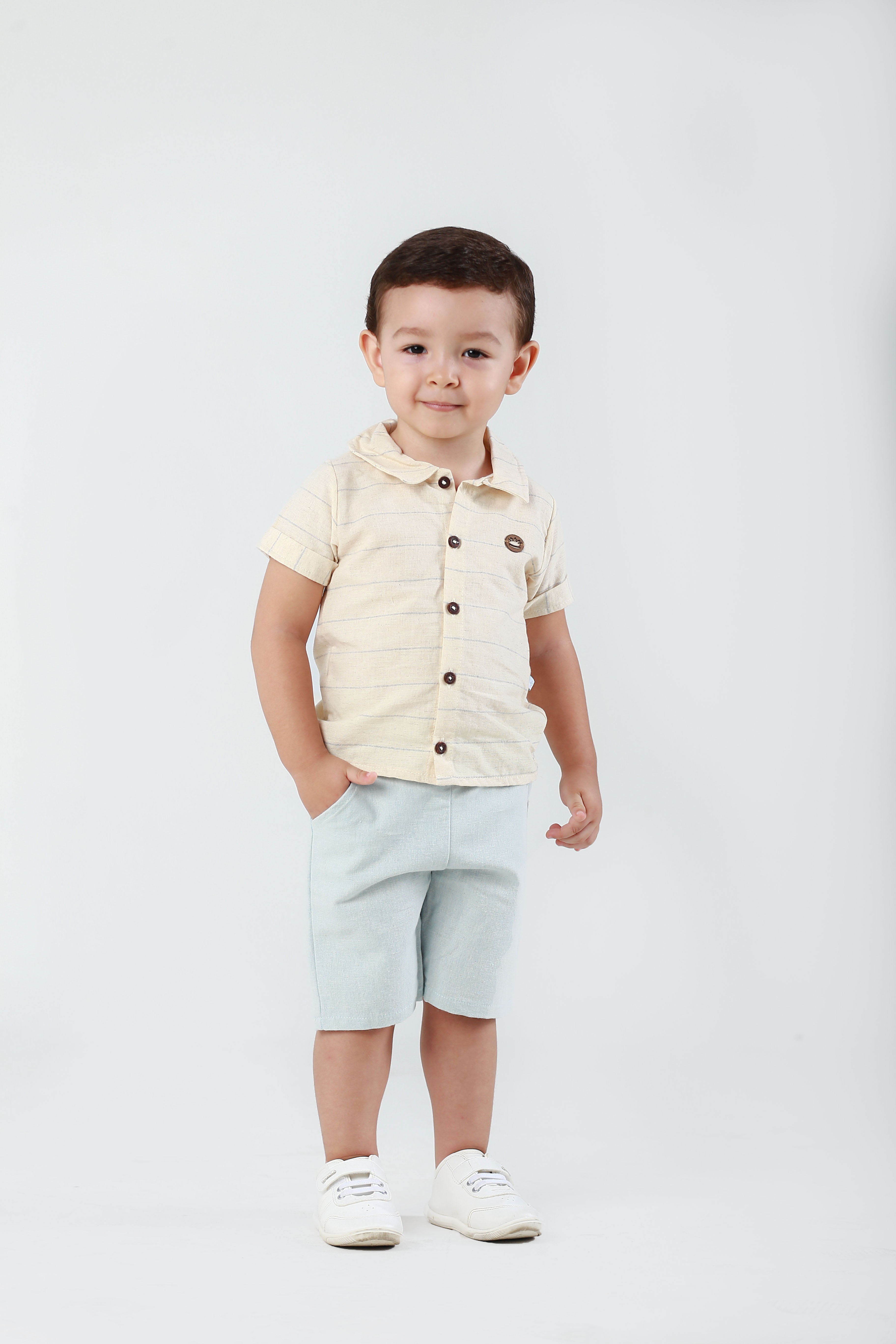 Menino com camisa listrada e bermuda Molecco look completo