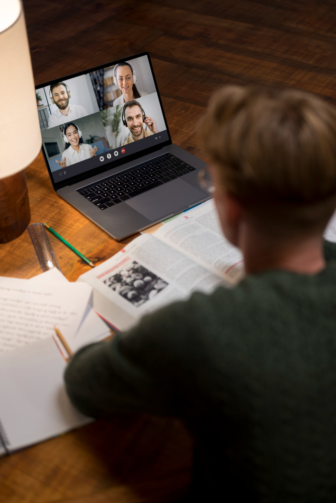 Estudiante tomando clases virtuales por Microsoft Teams desde casa