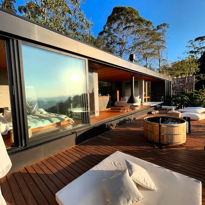 Fachada da cabana com deck e ofuro