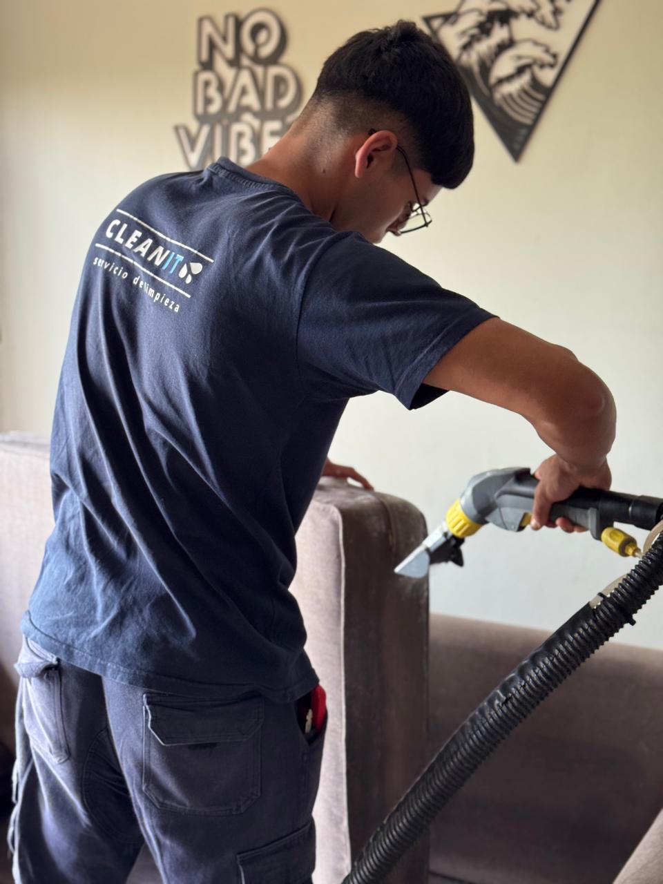 Limpieza de tapizado en local comercial