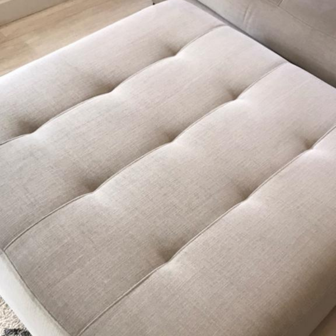 Sofá capitoné beige con suciedad acumulada - Después