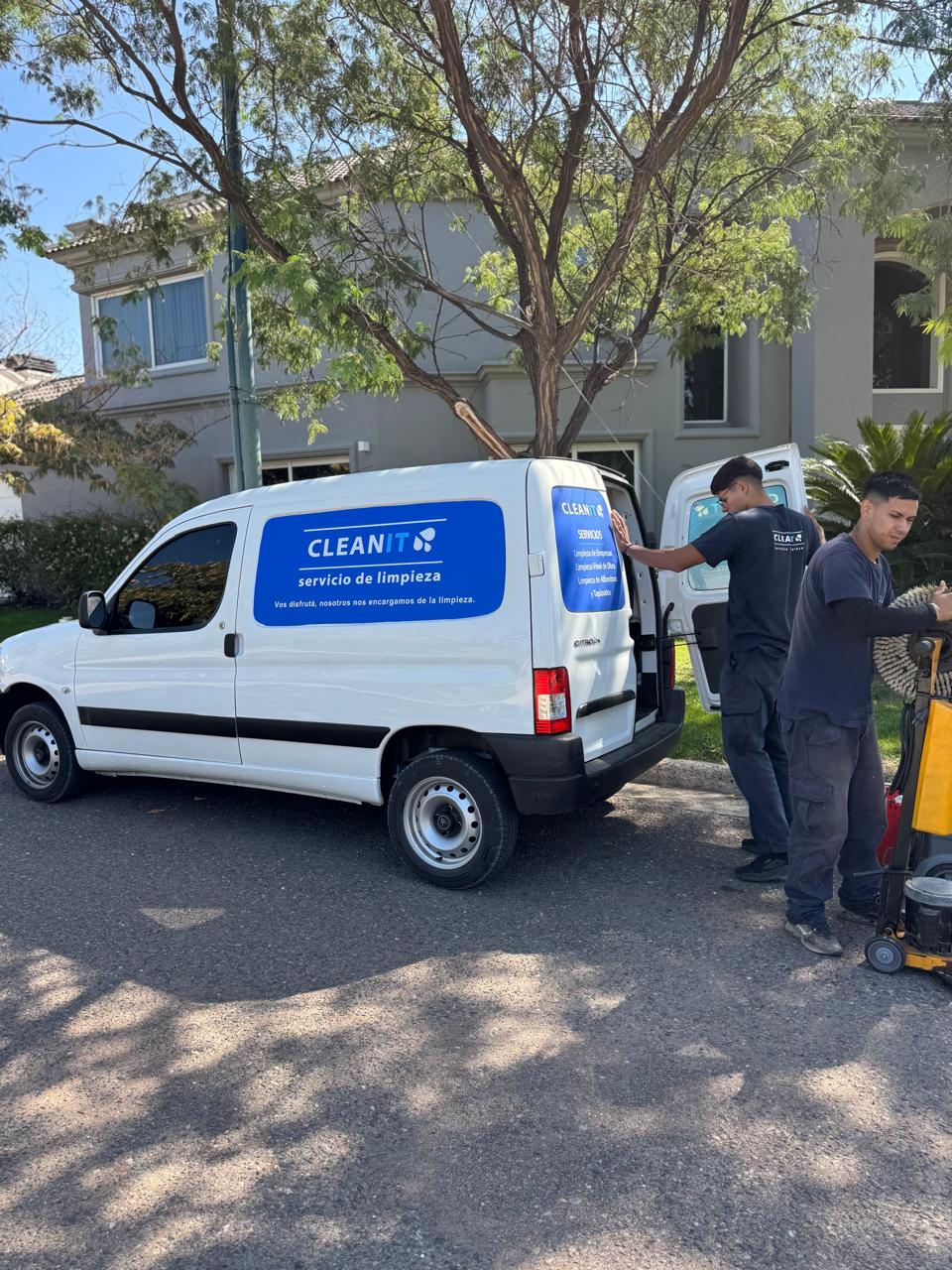 Camioneta de Clean It servicio a domicilio en Mendoza