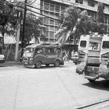 Straßenszene mit Jeepneys im Stadtverkehr (S/W)