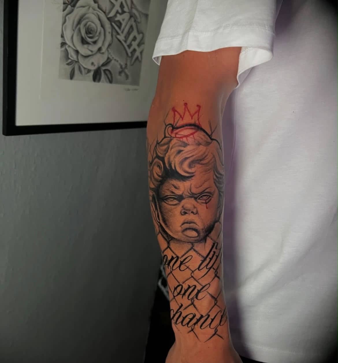 Black and Grey Baby-Engel mit roter Krone und one life one chance Schriftzug