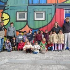 Schulklasse posiert vor dem fertigen Computainer