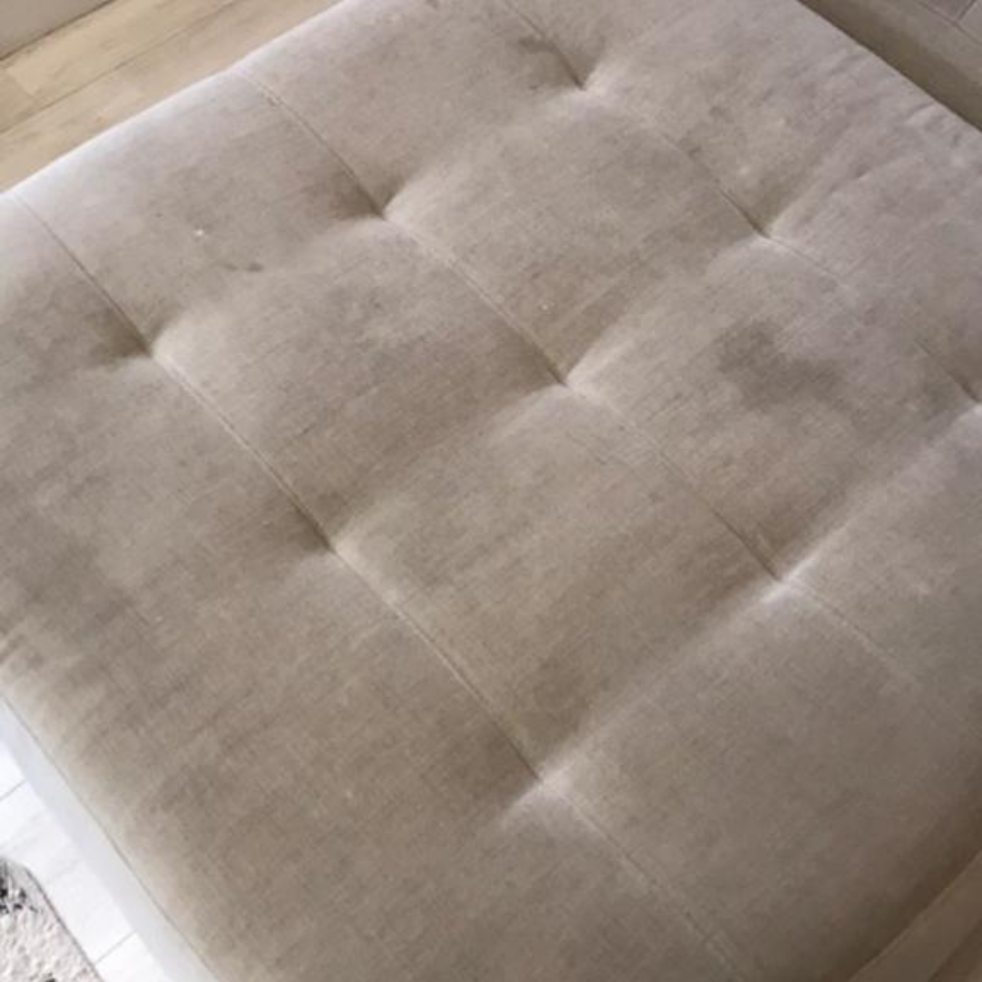 Sofá capitoné beige con suciedad acumulada - Antes