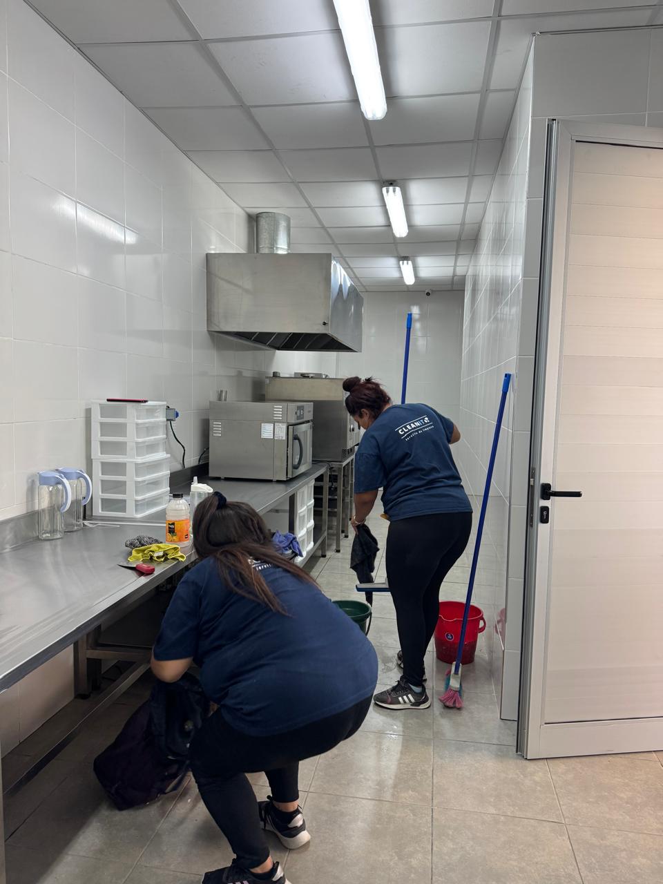 Equipo de limpieza profesional trabajando en local comercial en Mendoza