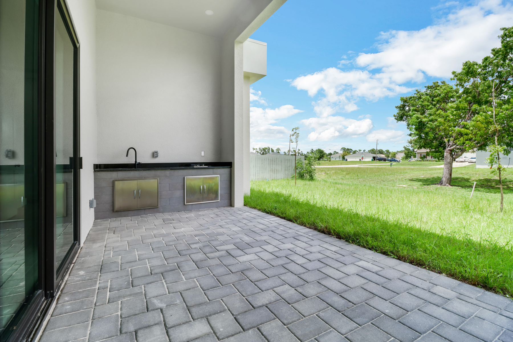 Outdoor Kitchen & Grill