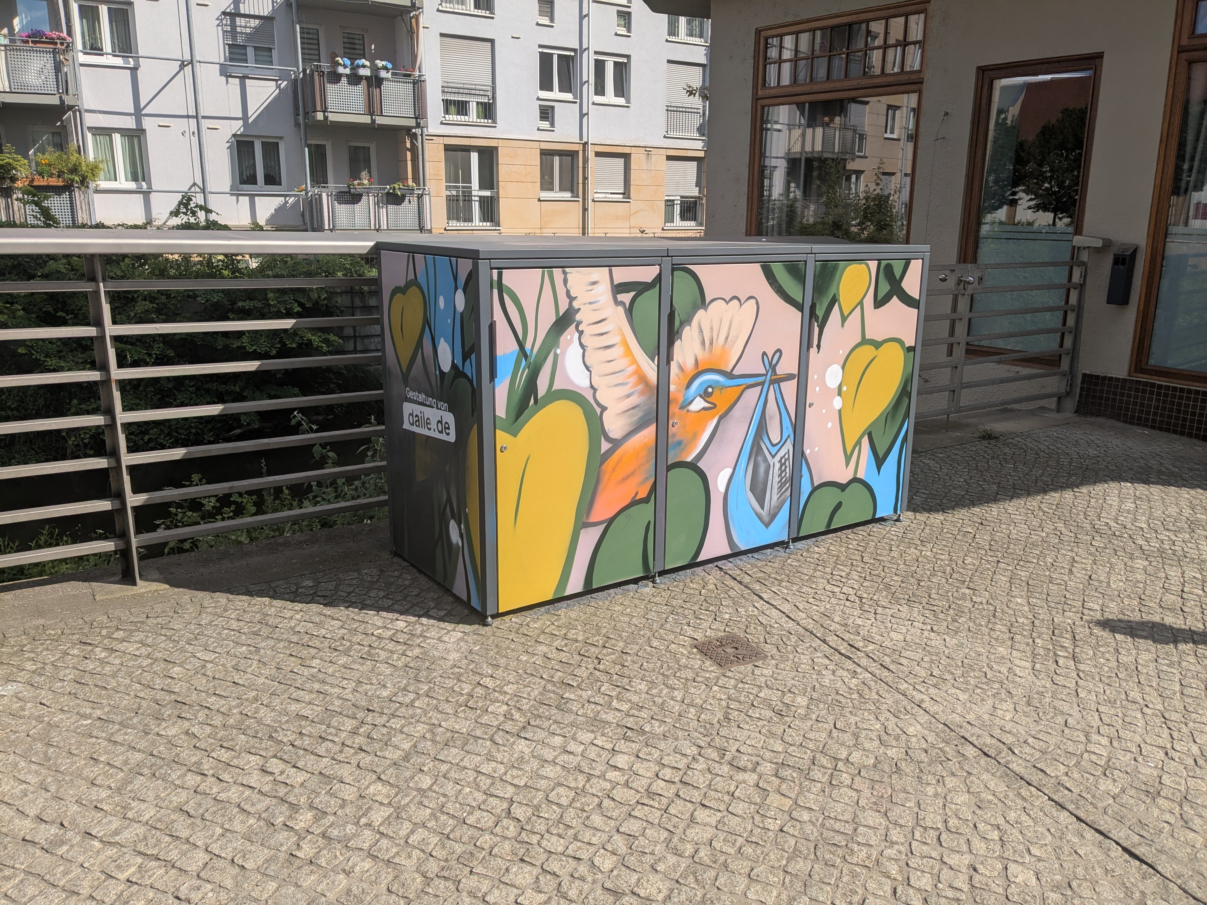 Bunt bemalter Versorgungsschrank mit Vogel, Herzen und Pflanzen
