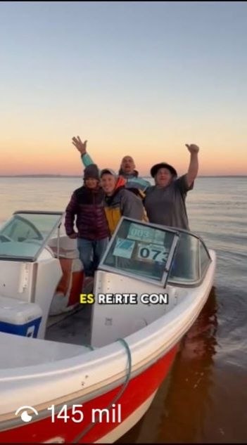 Reel viral: amigos festejando en la lancha