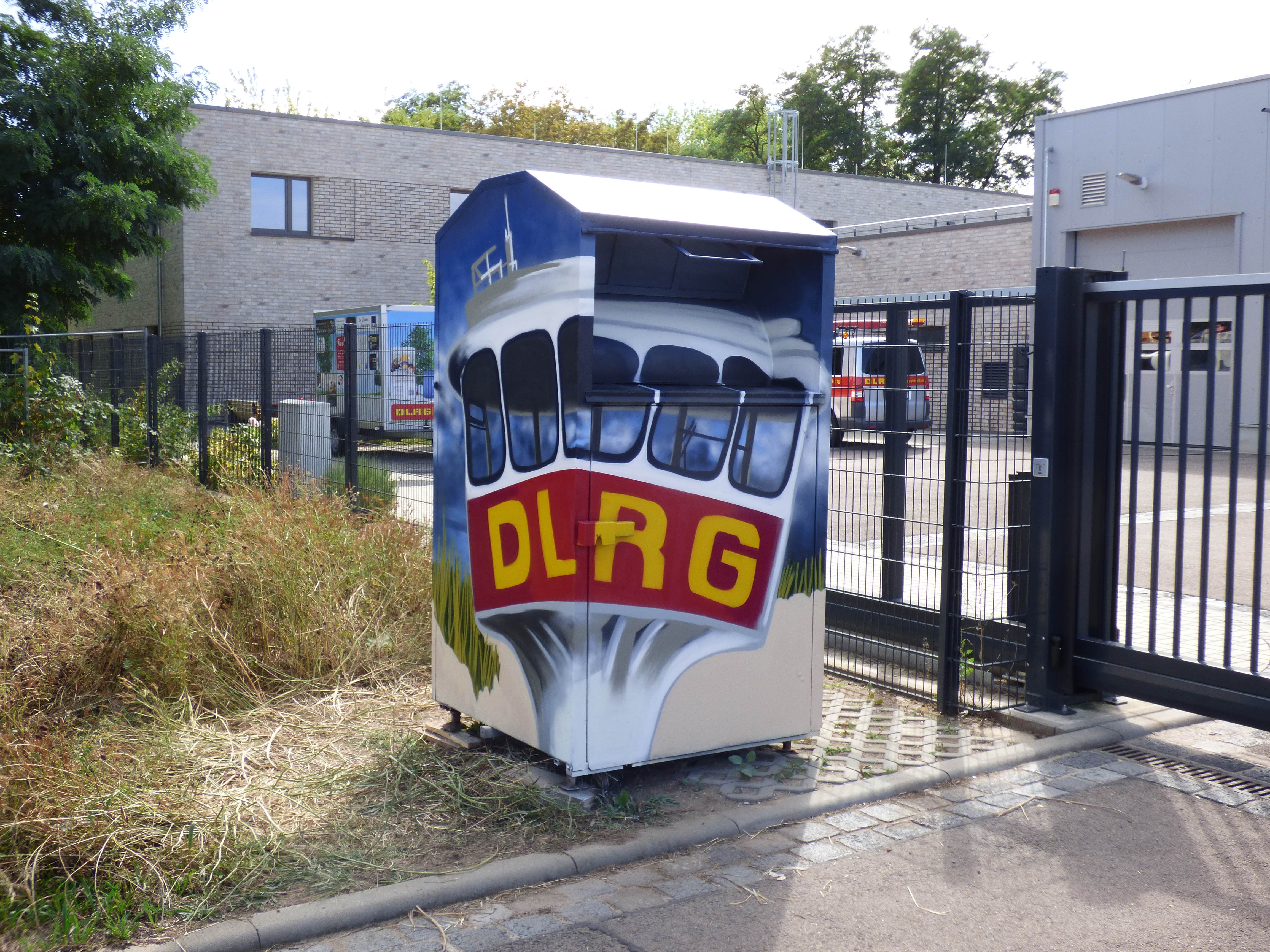 Kleidercontainer Gestaltung 2026 für die DLRG Halle