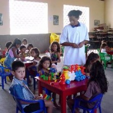 Erzieherin mit Kindern und bunten Bausteinen