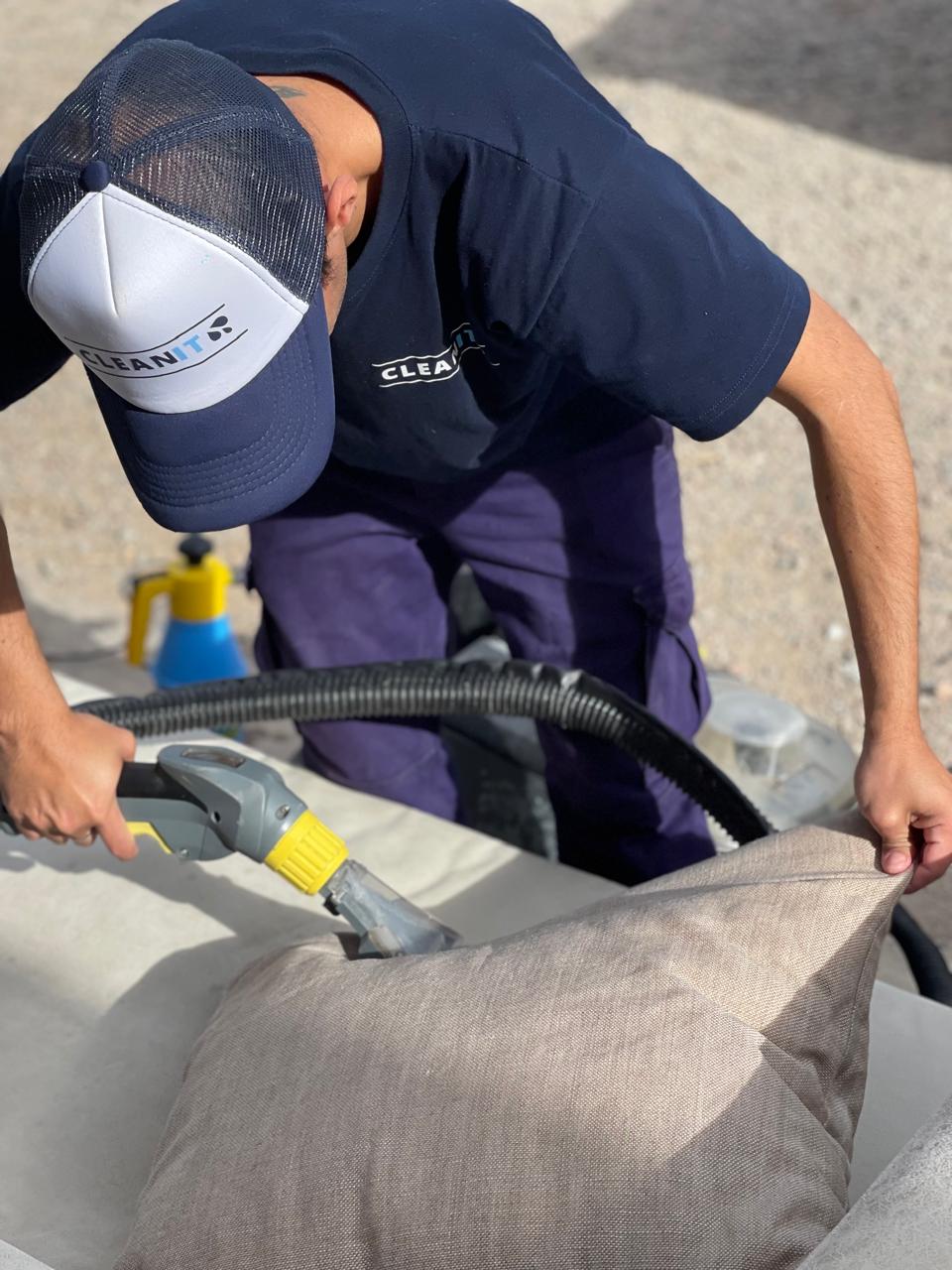 Limpieza profesional de tapizados y alfombras con maquinaria en Mendoza