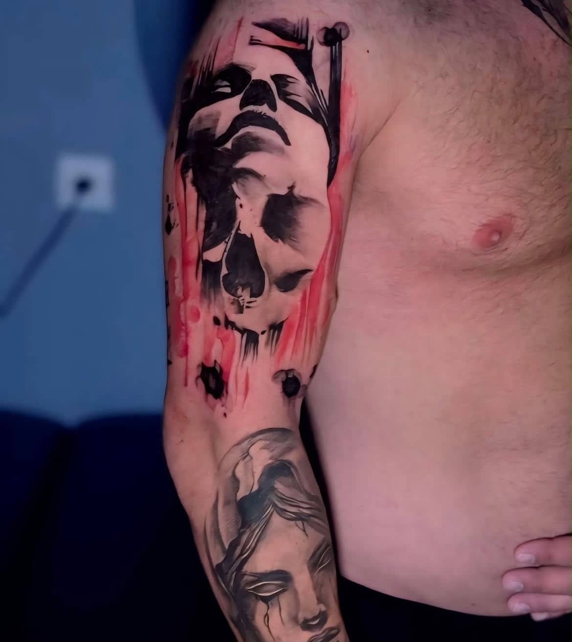 Trash Polka Skull Sleeve mit roten Spritz-Effekten