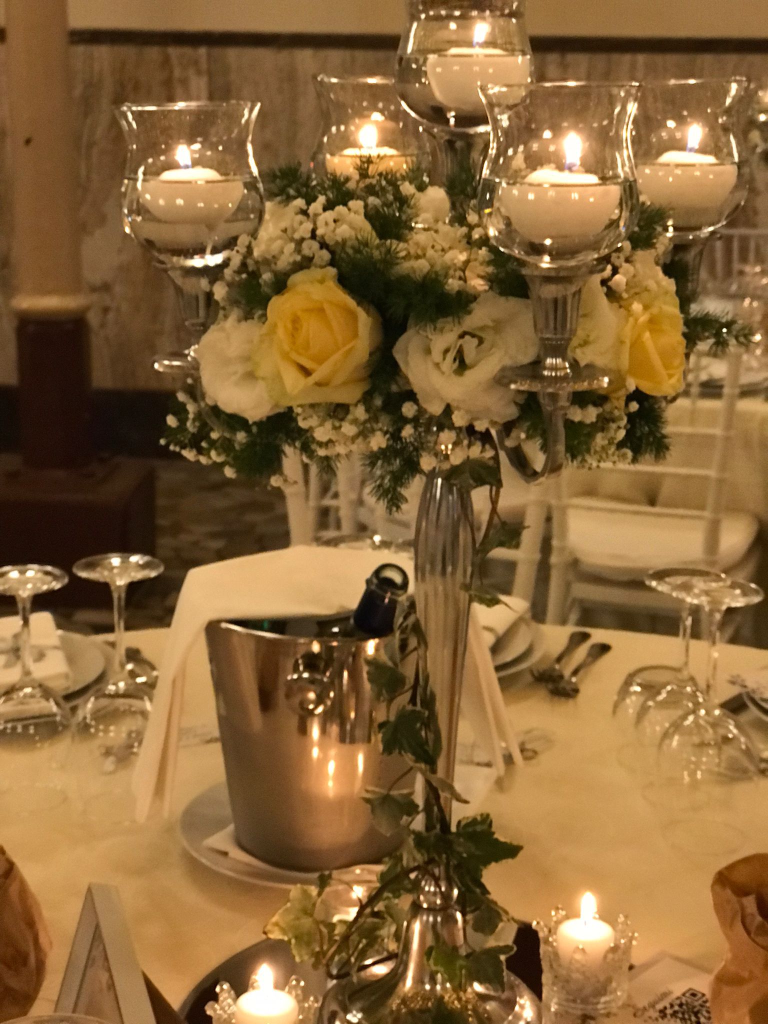 Composizione floreale con candele accese