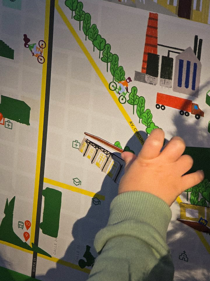 Mapa turístico Avellaneda - Mano de niño tocando el mapa