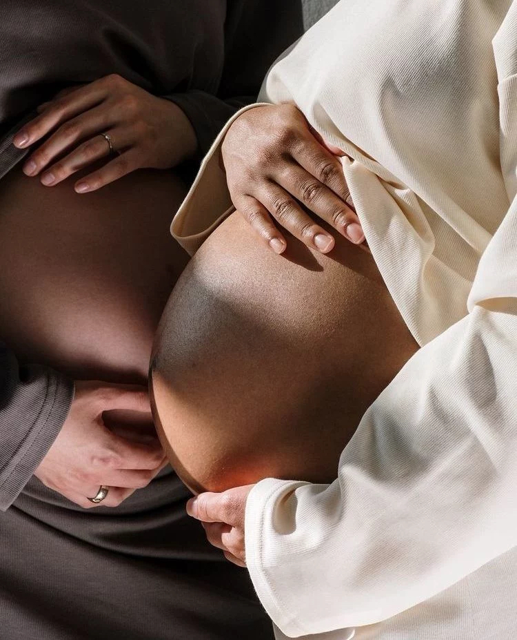 Mains posées avec tendresse sur un ventre de grossesse