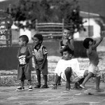 Kinder tanzen auf dem Platz