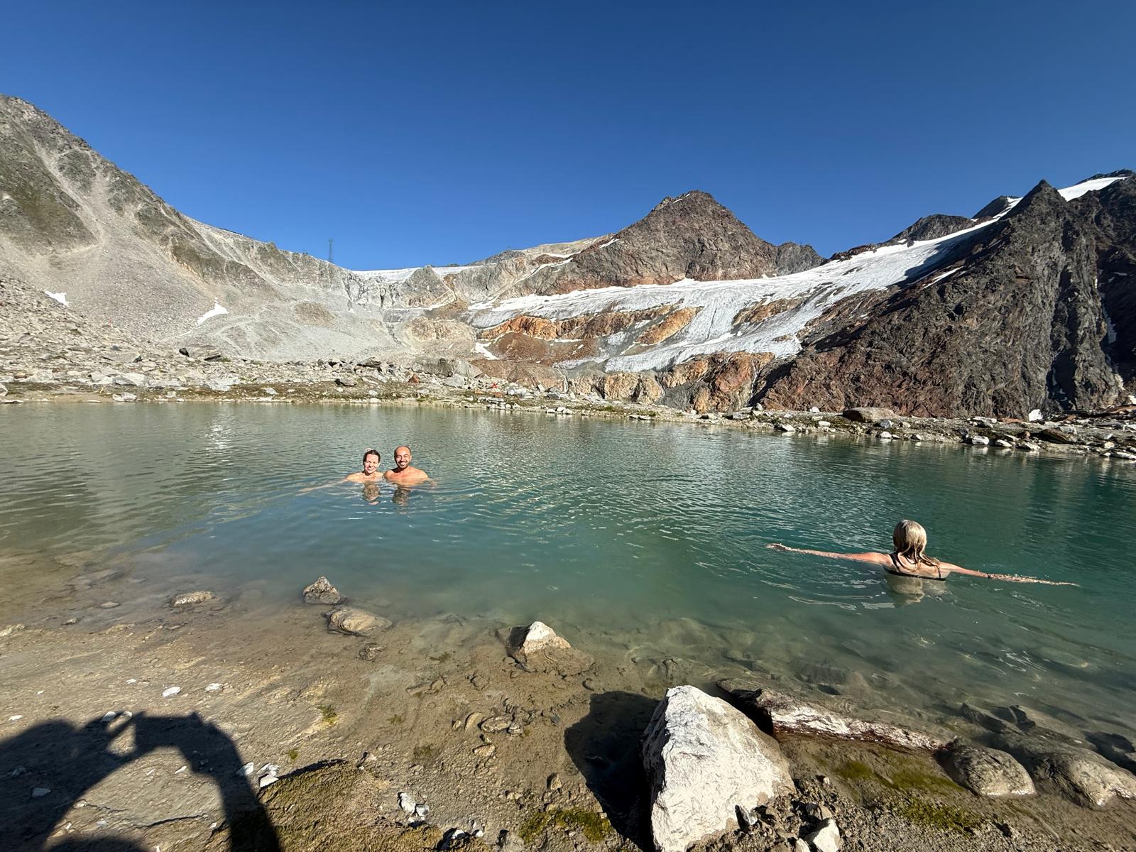 Gruppe auf einem Gipfel mit Blick auf ein Bergpanorama