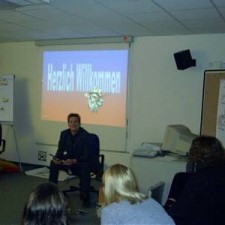 Referent vor "Herzlich Willkommen"-Folie