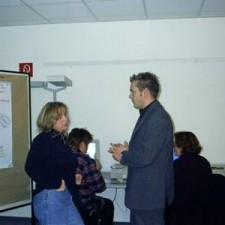 Drei Personen im Gespräch neben einem Whiteboard