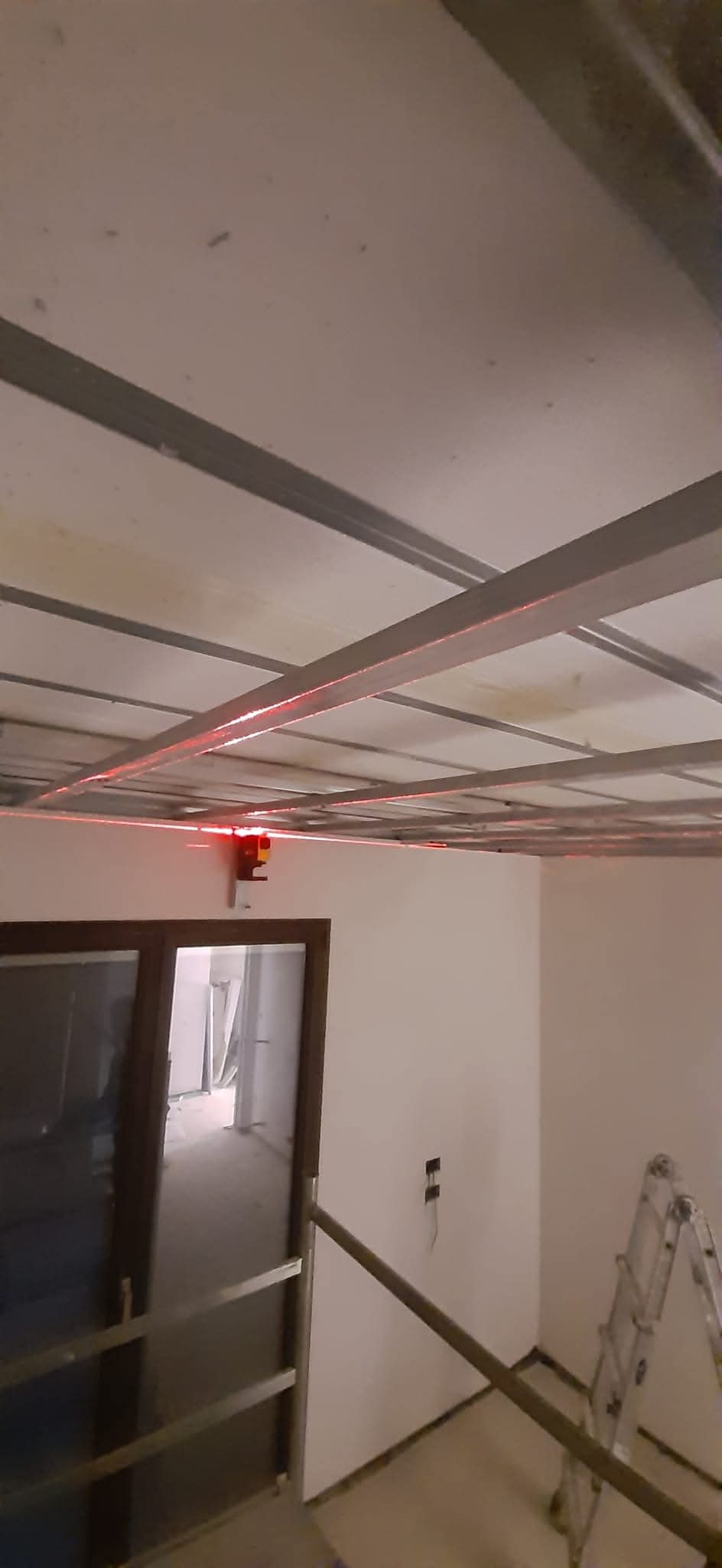 Struttura metallica con guida laser