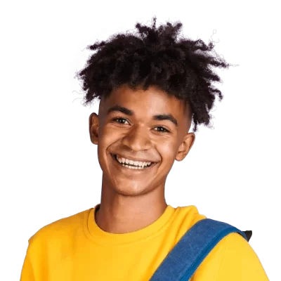 Jovem sorrindo com camiseta amarela e mochila