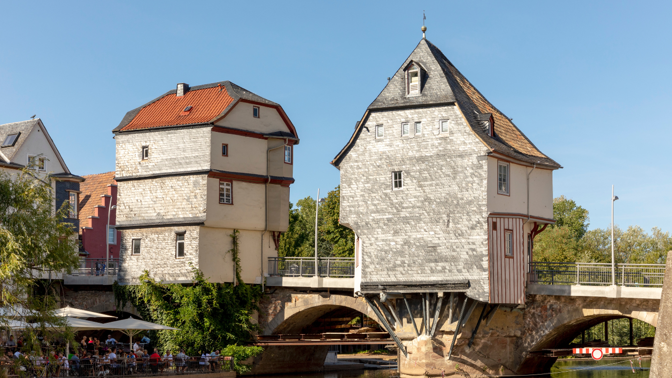 Nahe mit Brücke und bewaldeten Ufern