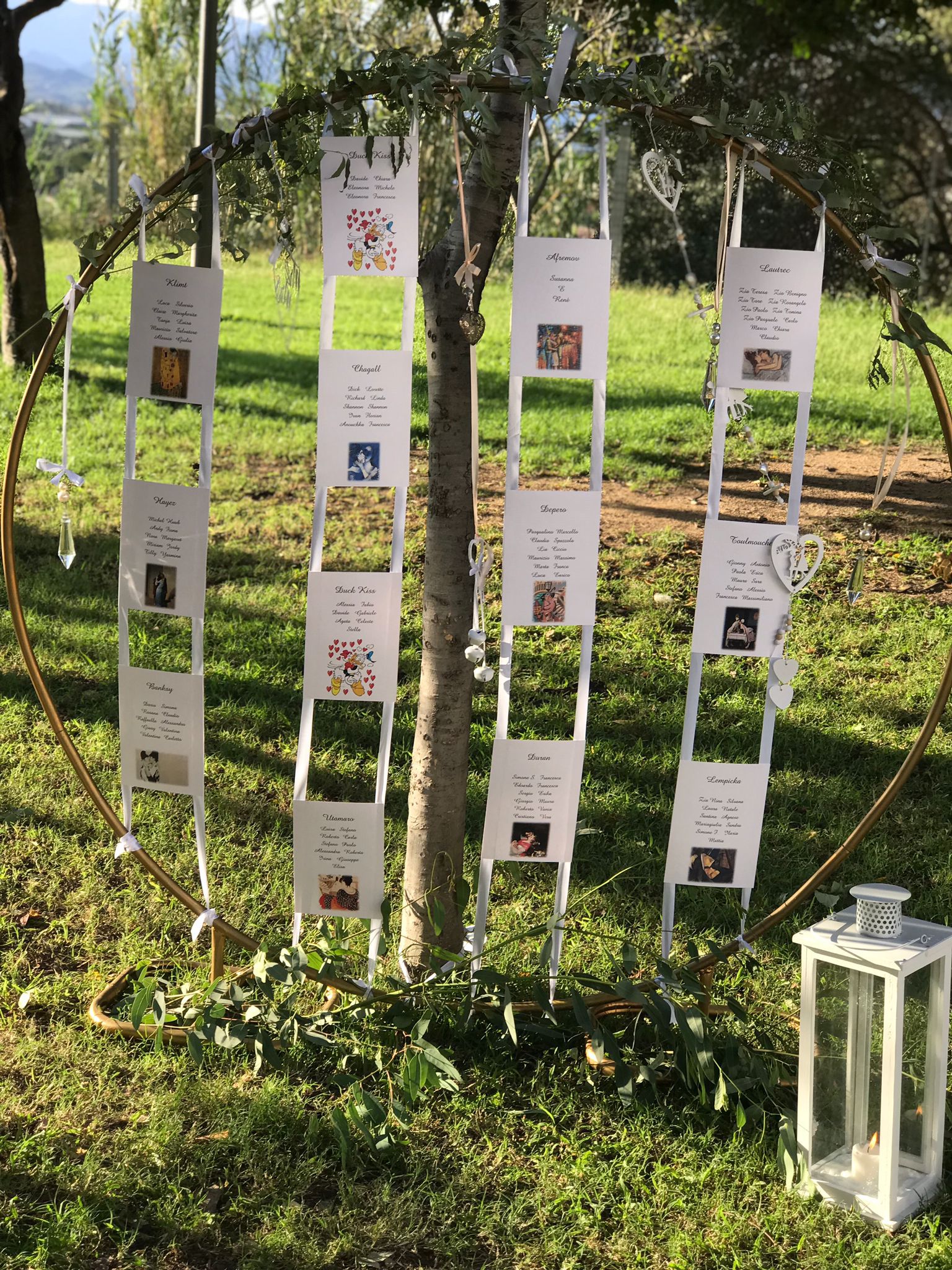 Seating plan creativo all'aperto con liste decorate