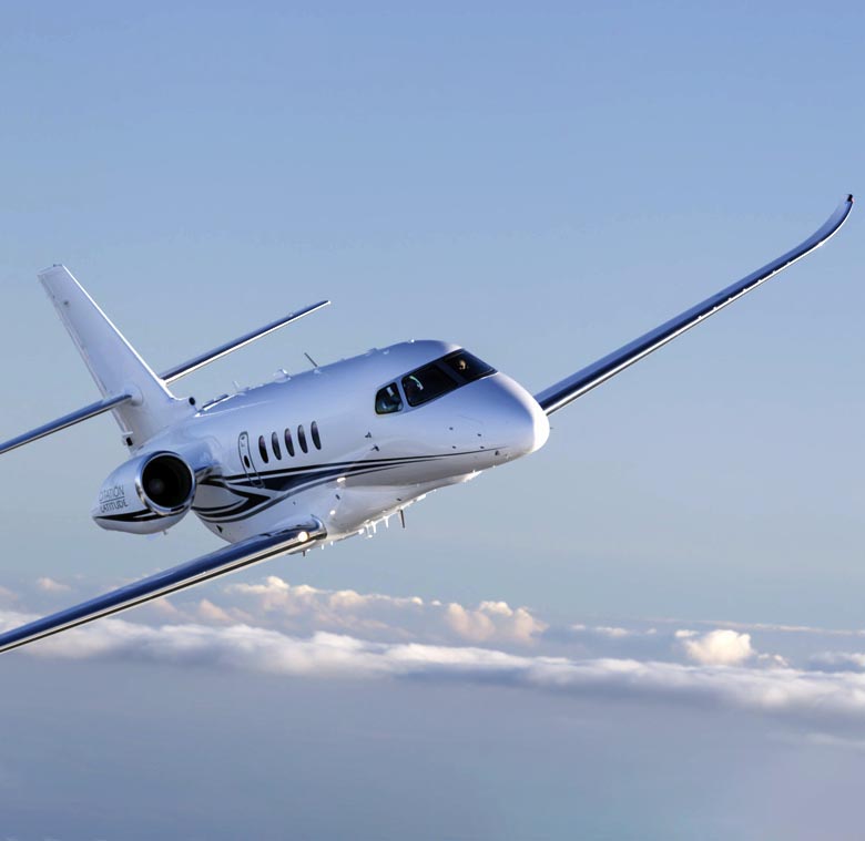 Jet privado en vuelo sobre las nubes