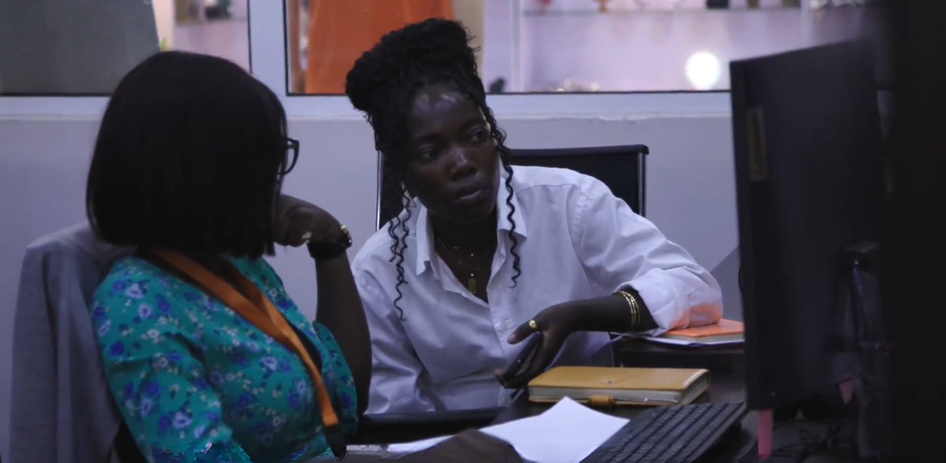 사무실에서 현지 창업가들이 업무 회의를 하는 모습