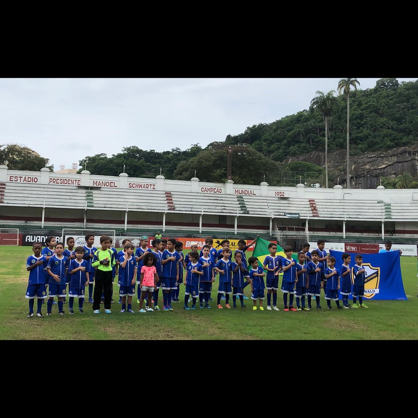 Crianças perfiladas no Estádio das Laranjeiras