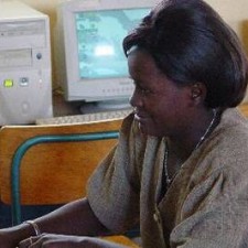 Kenianische Frau konzentriert am Computer im Schulungsraum