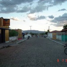 Kopfsteinpflasterstraße in der Abenddämmerung