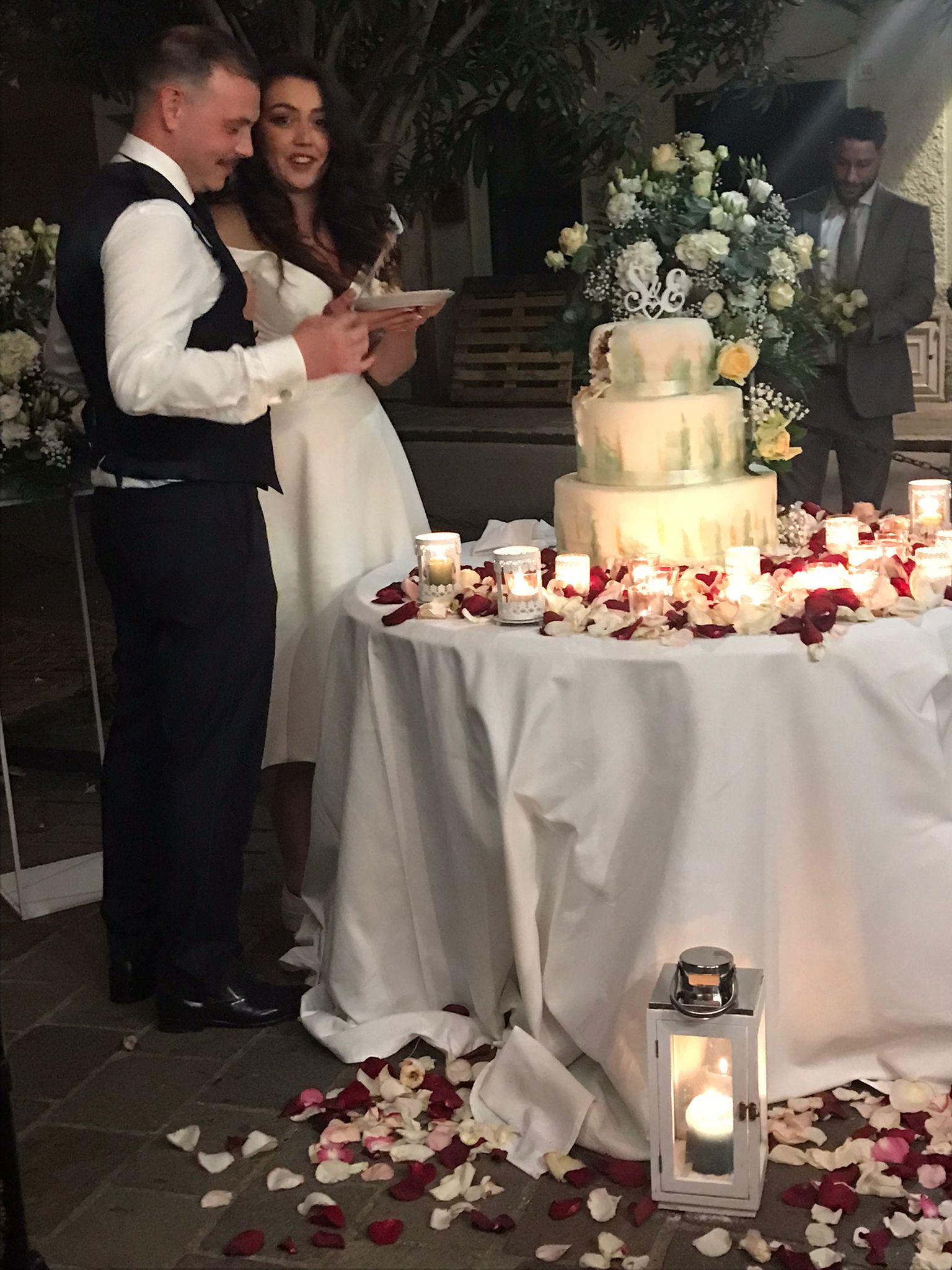 Gli sposi con la torta nuziale decorata