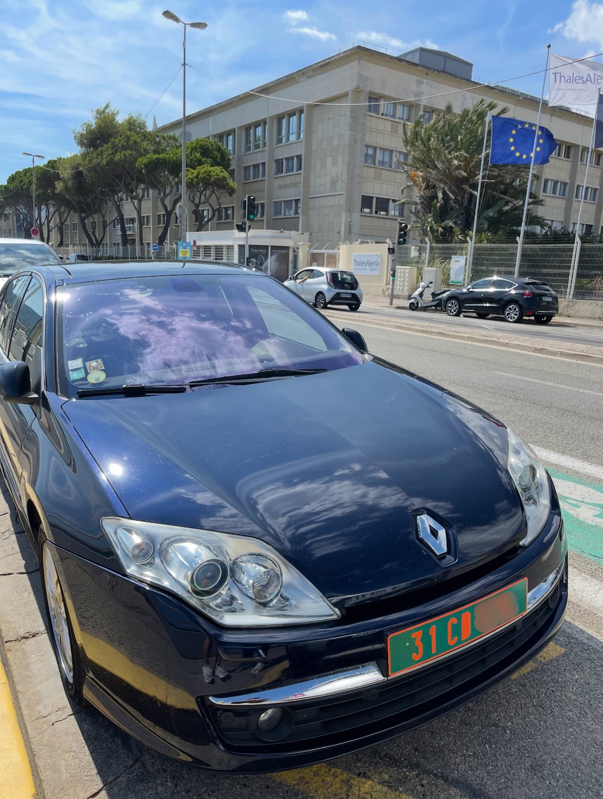 Plaque 31 CD — Corée du Sud, corps diplomatique Plaque diplomatique verte 31 CD sur une Renault Laguna — code 31 correspondant à la Corée du Sud