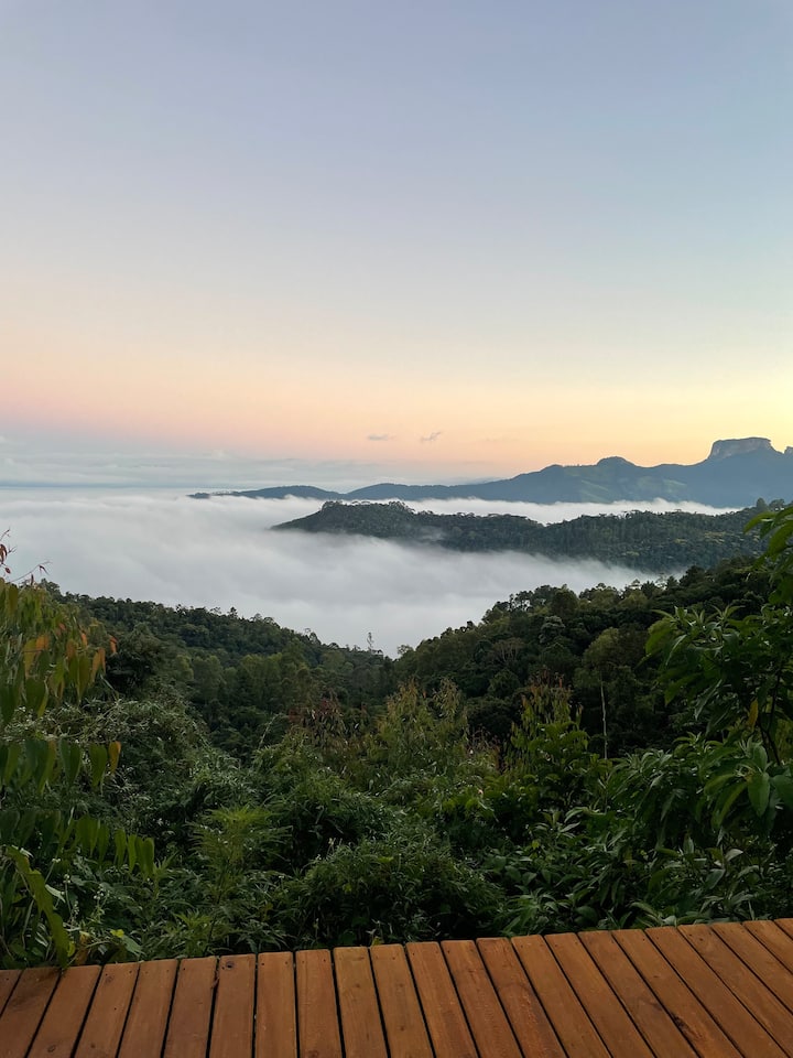 Neblina matinal sobre a serra