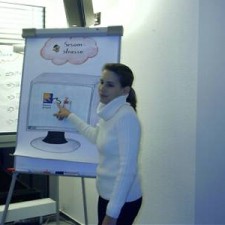 Frau zeigt auf Flipchart-Zeichnung "Sesam Straße"