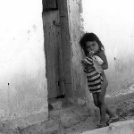 Kind in einem Hauseingang