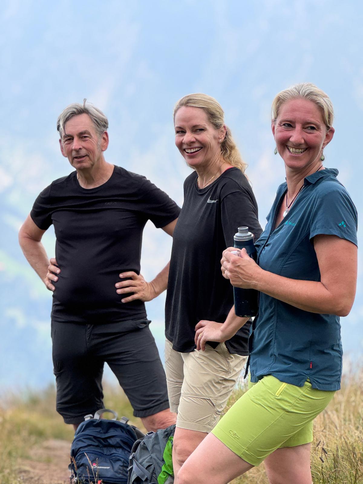 Teilnehmer der 100Plus Community in den Bergen