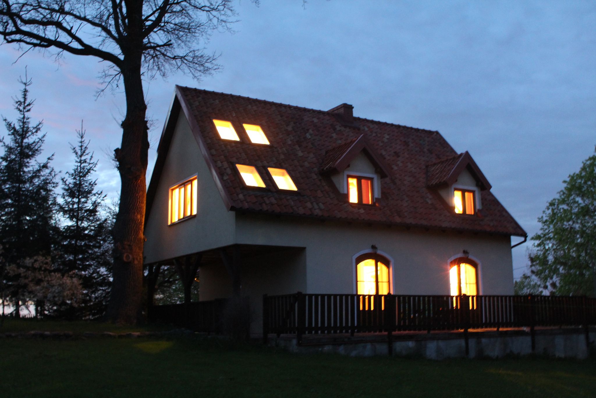 Dom nocą z ciepłym światłem